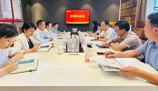 攜手共育英才！華逸府&湖南食品藥品職業(yè)學(xué)院校企合作簽約授牌儀式隆重舉行